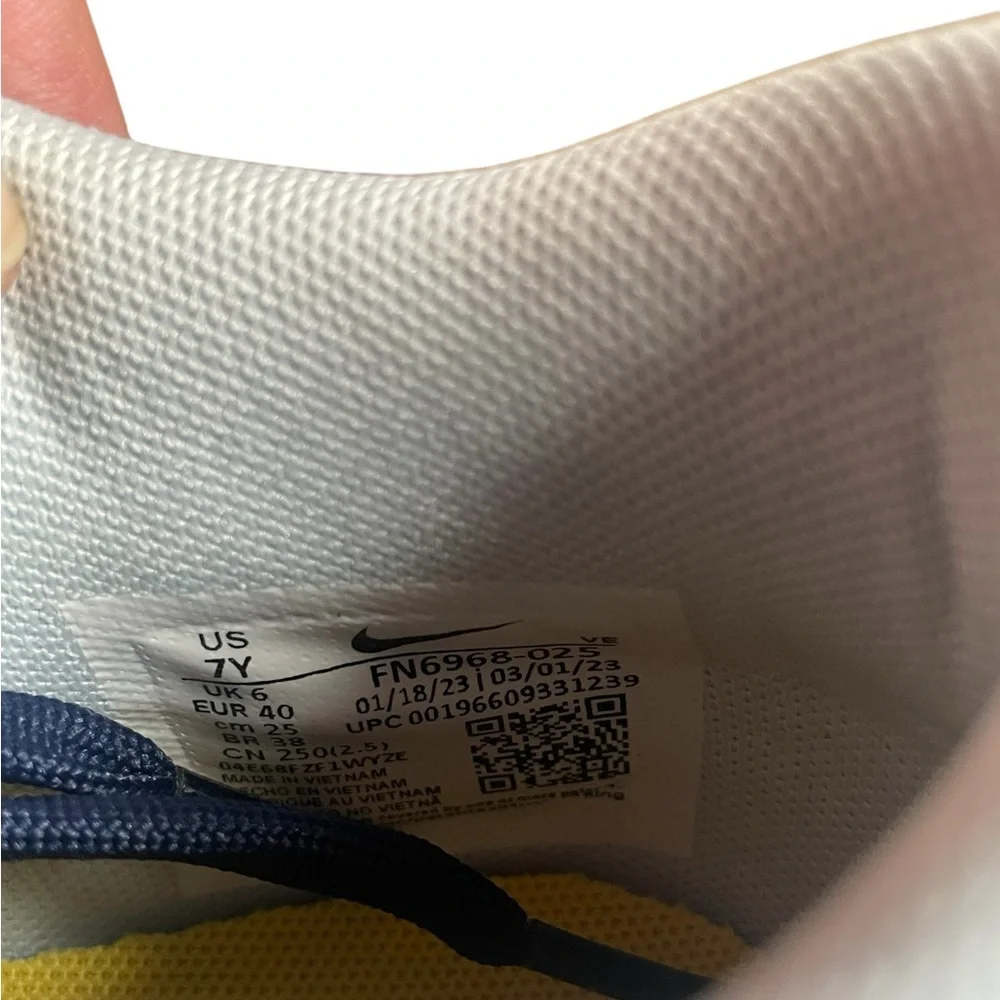 Nike Dunk‎ Low GS 'UV Reactive' sneaker, Photon Dust/Midnight Navy colorway, 7Y - Picture 5 of 6
